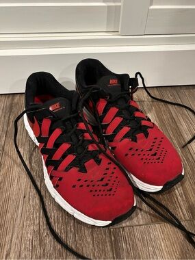 Nike Men’s Red and Black Lunar Fingertrap Training Sneakers size men’s 13